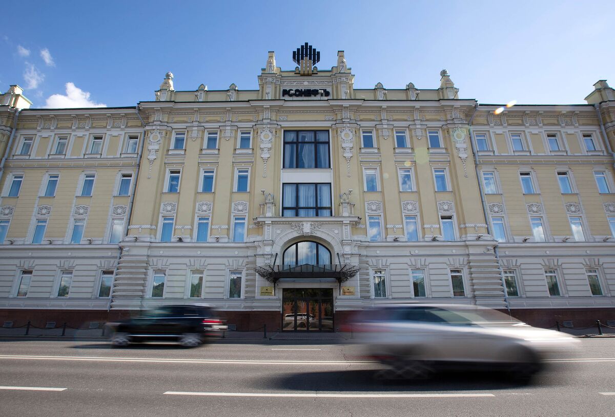 Rosneft May Top Gazprom as Kremlin's Crown Jewel of Energy - Bloomberg