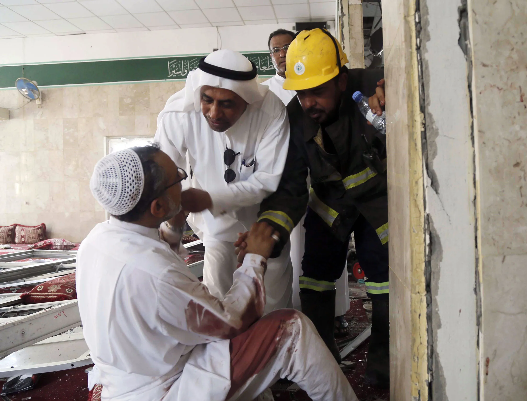 Emergency personnel attend the site of a bomb blast at the Shiite Imam Ali mosque during Friday prayers in a village in the eastern province of Qatif, Saudi Arabia, 22 May 2015.
