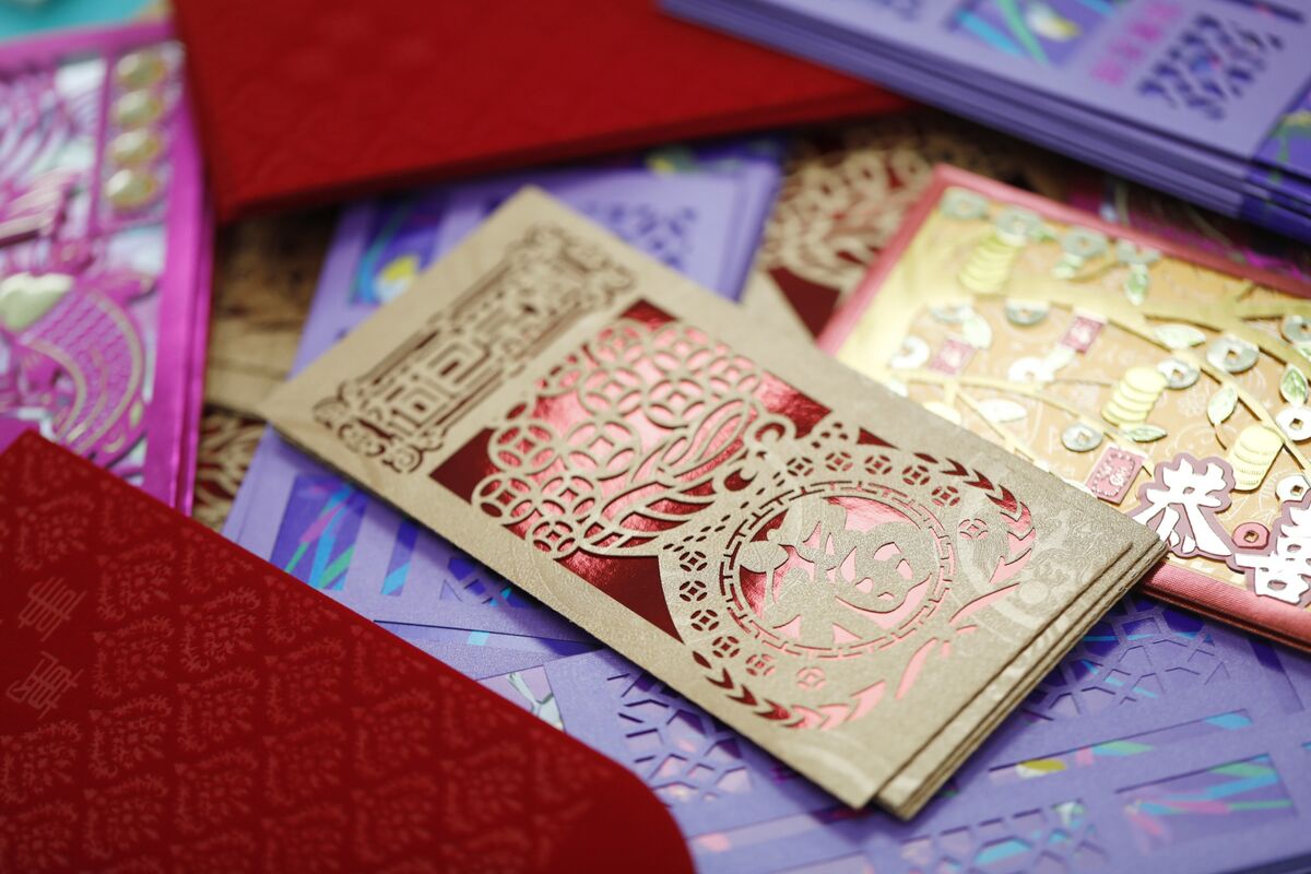 Red Envelope Guide: How Much Should You Give Your Assistant? What Bankers  Say - Bloomberg