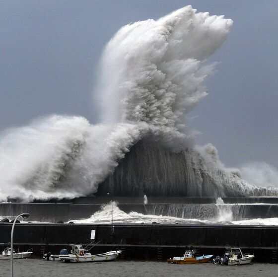 Businesses Shuttered as Historic Typhoon Jebi Lands in Japan