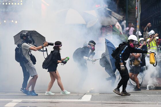 Thousands of Hong Kong Protesters Ignore Mask Ban as Violence Resumes