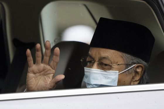 Mahathir Calls for New Body to Replace Government in Virus Fight