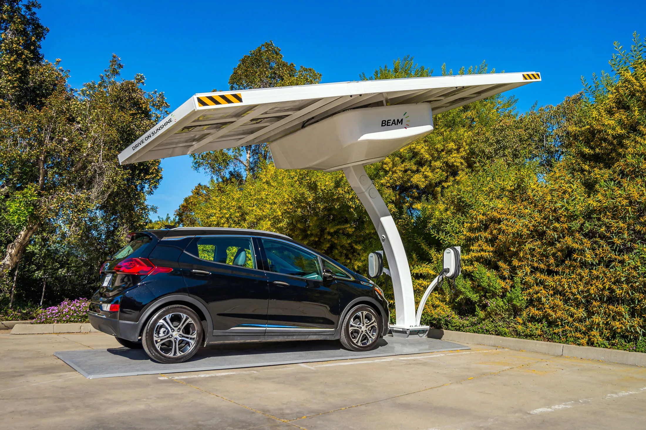 Beam Global’s EV ARC 2020 unit charges up employee vehicles&nbsp;at Beam Global headquarters in San Diego.&nbsp;