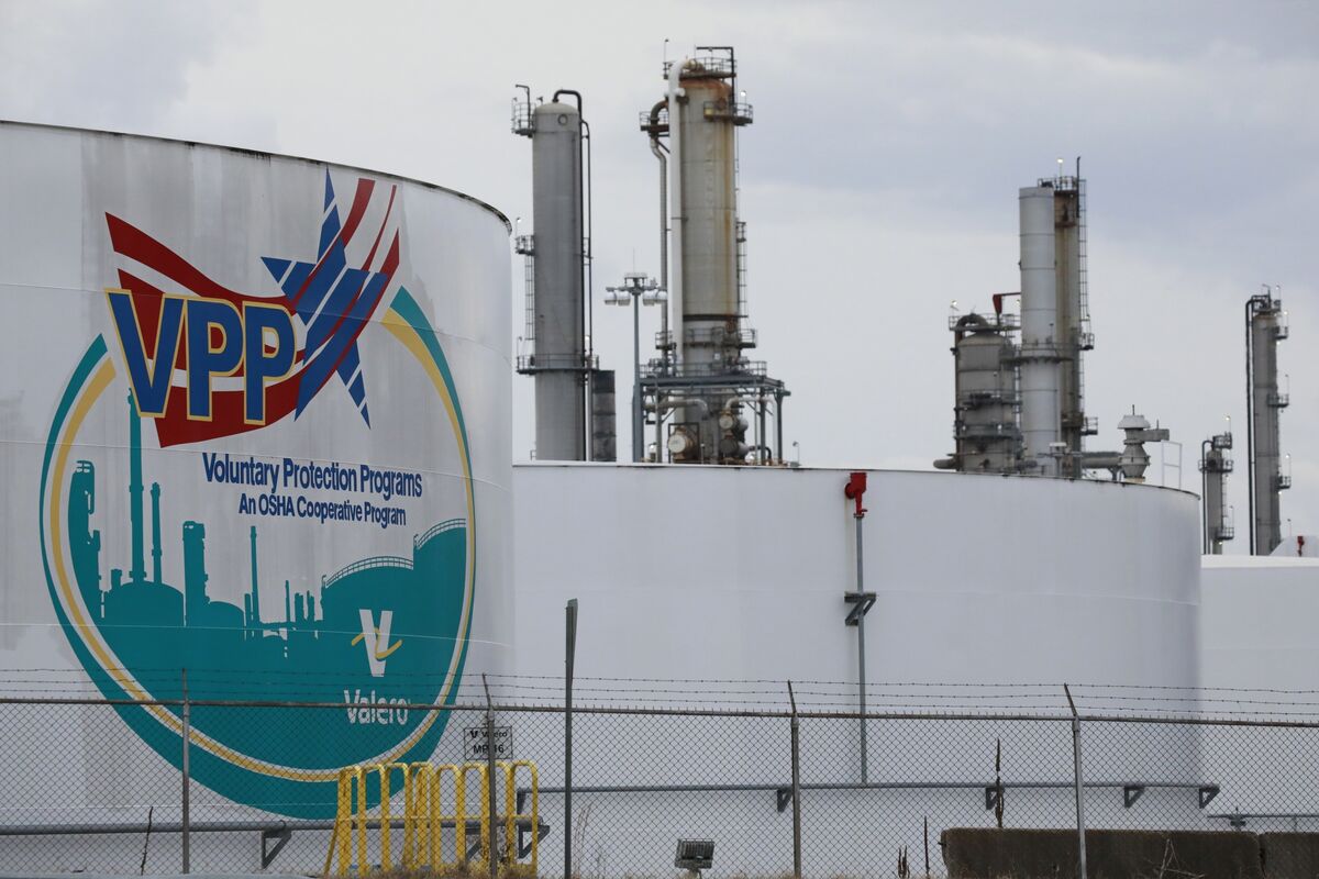 Old-Economy Energy Stocks Beating Most of S&P 500 on Cheap Oil