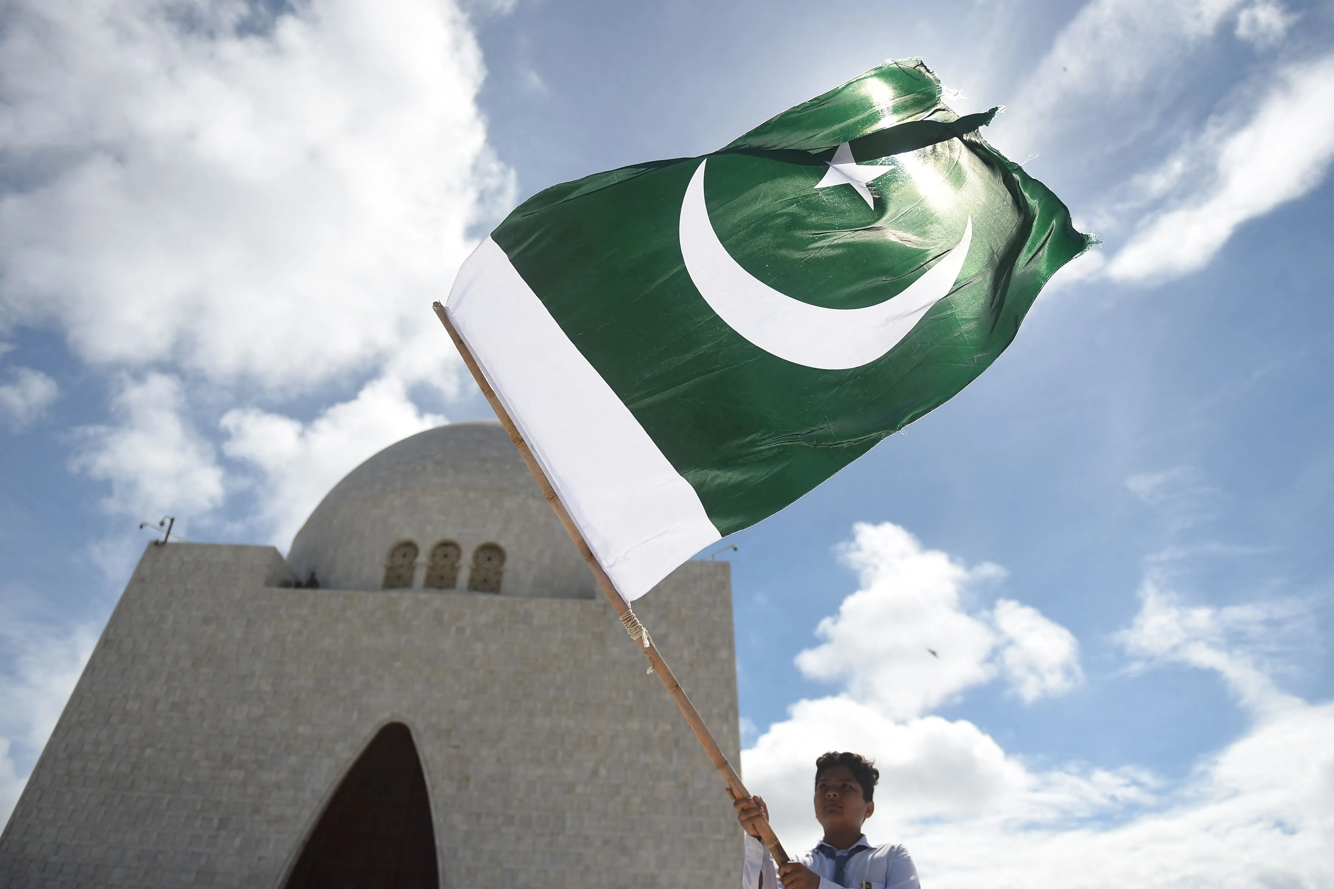 A student waves a&nbsp;Pakistani flag on August 14.