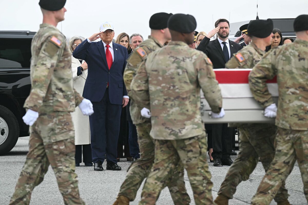 
                            Trump Pays Respects to Six US Army Members Killed in Iran War