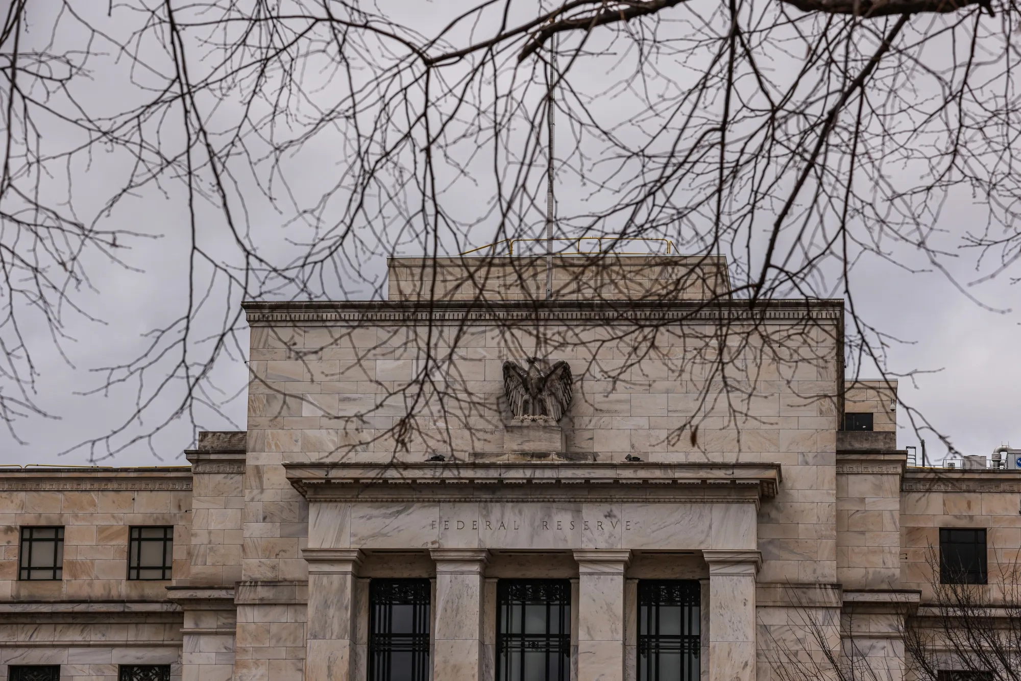 Fed baja tasa en medio de divisiones; proyecta un recorte en 2026 -  Bloomberg