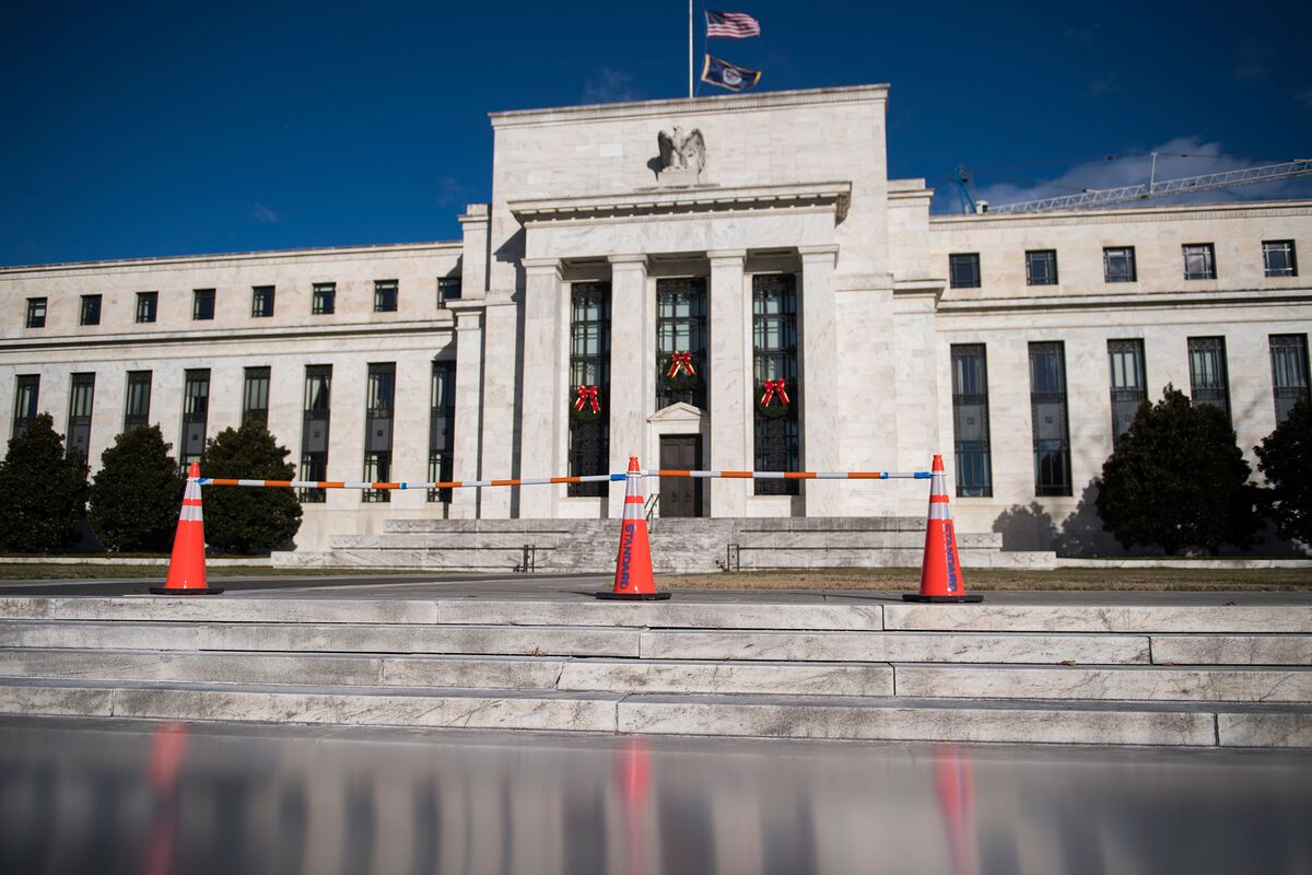 The Fed Should Cut Interest Rates More Than Expected - Bloomberg