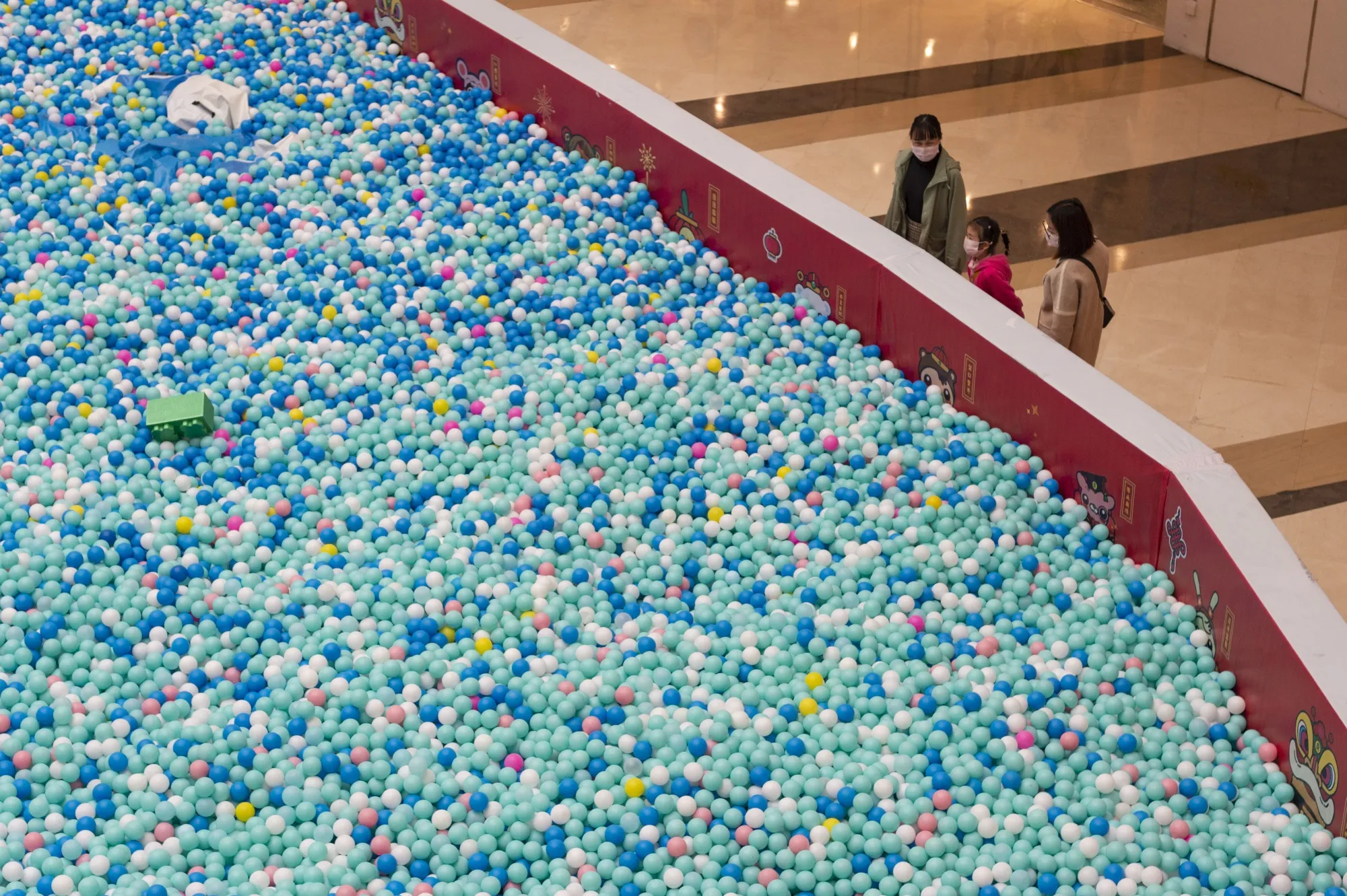 People visit a shopping mall in Xiangyang City, Hubei Province, March 26.