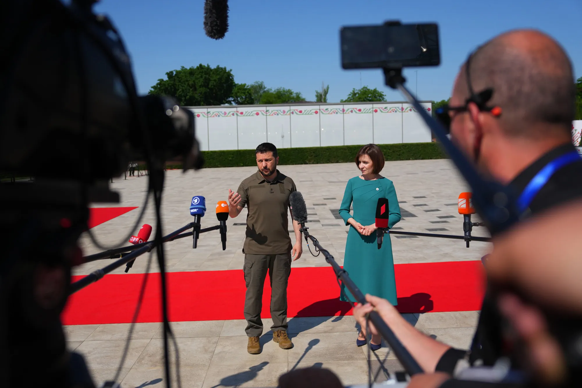 Maia Sandu welcomes Volodymyr Zelenskiy near Chisinau, Moldova, on June 1.
