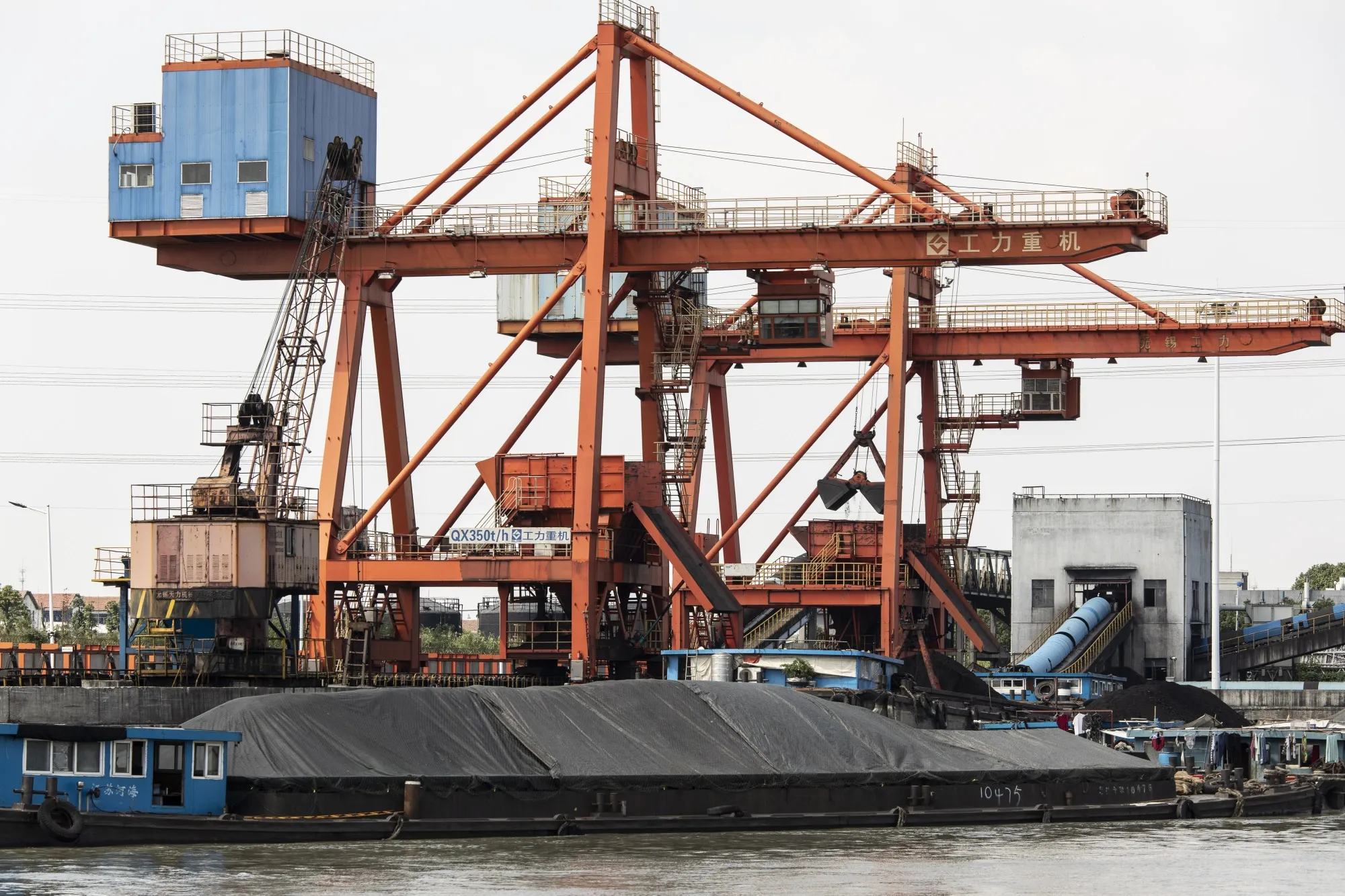 Coal is unloaded from barges at a dock servicing the Wangting Power Plant in Wangting, China, on&nbsp; Sept. 30, 2021.&nbsp;