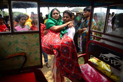 Bangladesh Building Collapse Death Toll Reaches 1,000 Amid Fire