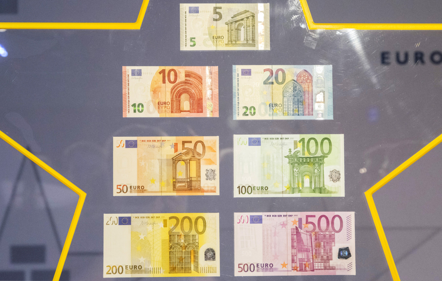Какой сейчас евро. История евро. Евро написание. 1500 Евро. Валюта Европы.