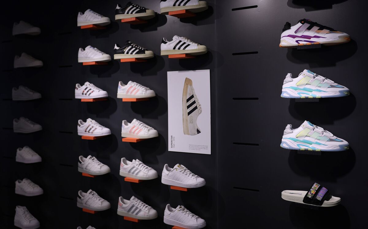 simpatía varonil dormir Adidas Next CEO Faces Tough Job With Unsold Shoes Piling Up - Bloomberg