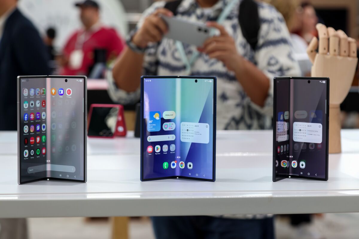 Apple Plans $2200 Foldable iPhone Launching 2024 China