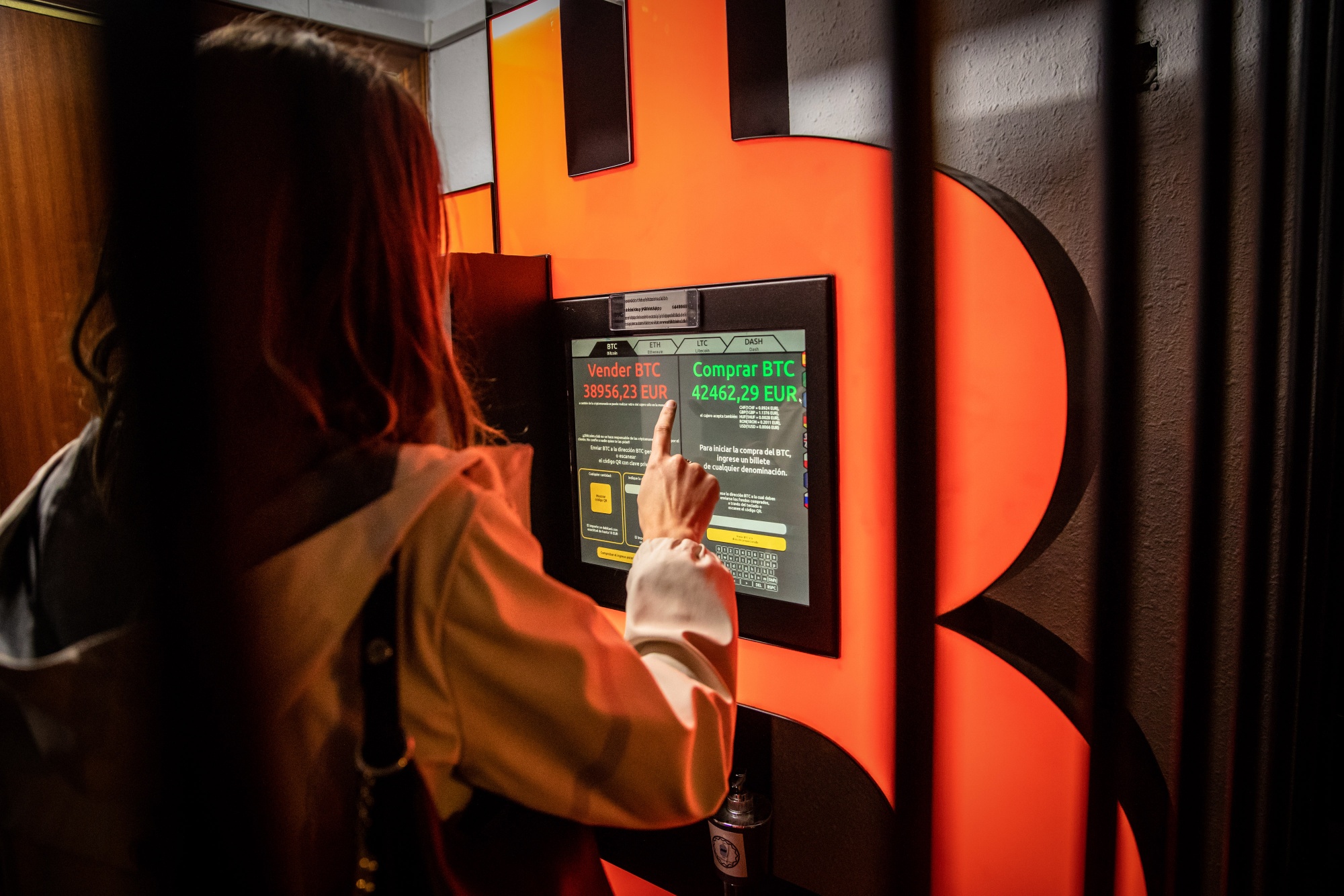 A customer uses a bitcoin ATM&nbsp;in&nbsp;Barcelona.