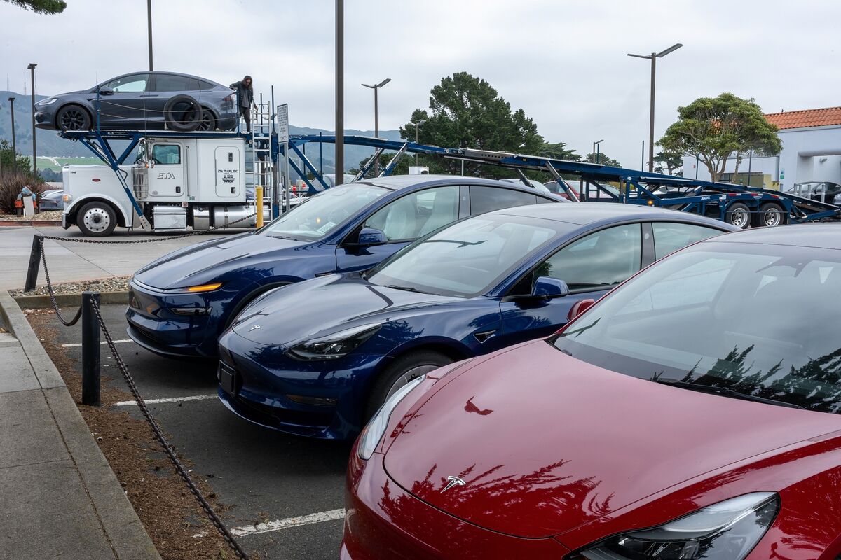 bloomberg.com - Kara Carlson - Tesla EV Deliveries Set to Drop on Weak US Demand, Aging Lineup