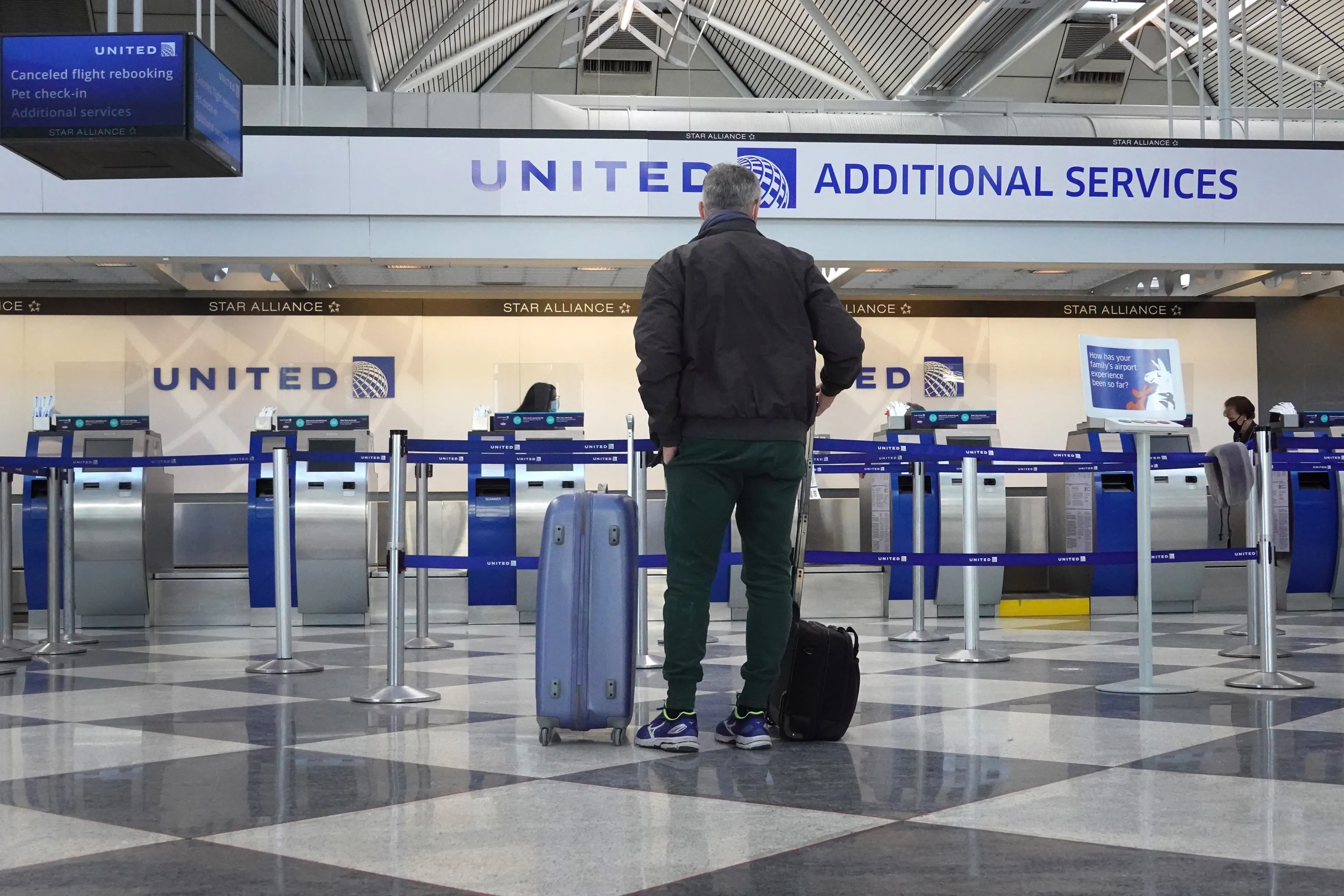 &nbsp;A passenger arrives for a United Airlines flight at O’Hare International Airport on Feb.&nbsp;5&nbsp;in Chicago.&nbsp;