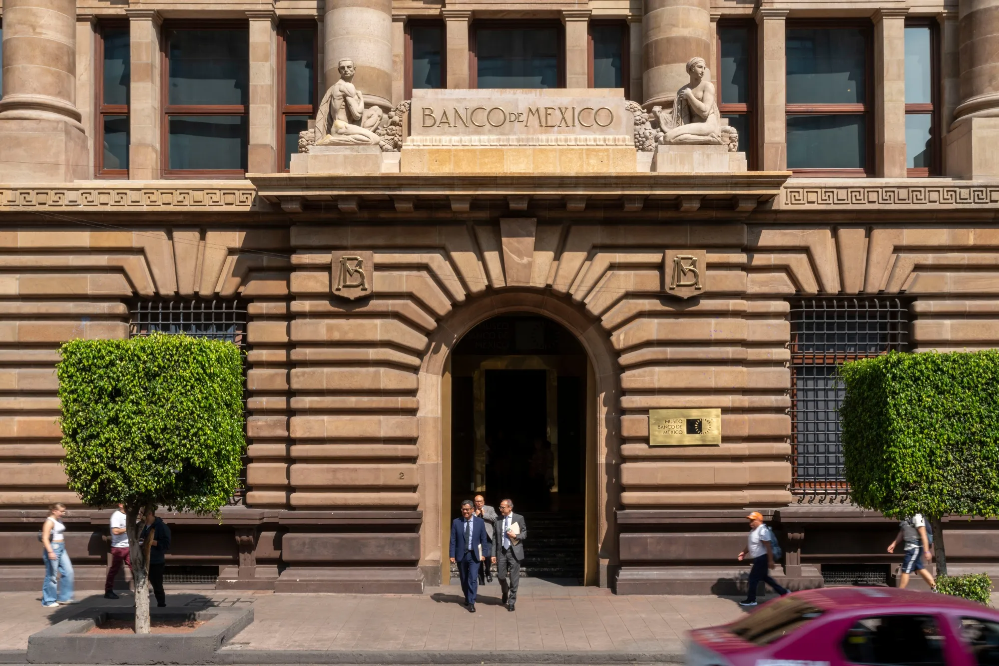 El Banco de México redujo sus costos de endeudamiento en un cuarto de punto hasta 10,25%.