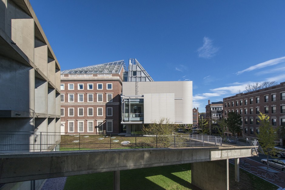 An outdoor view of the Harvard Art Museums, by Renzo Piano.