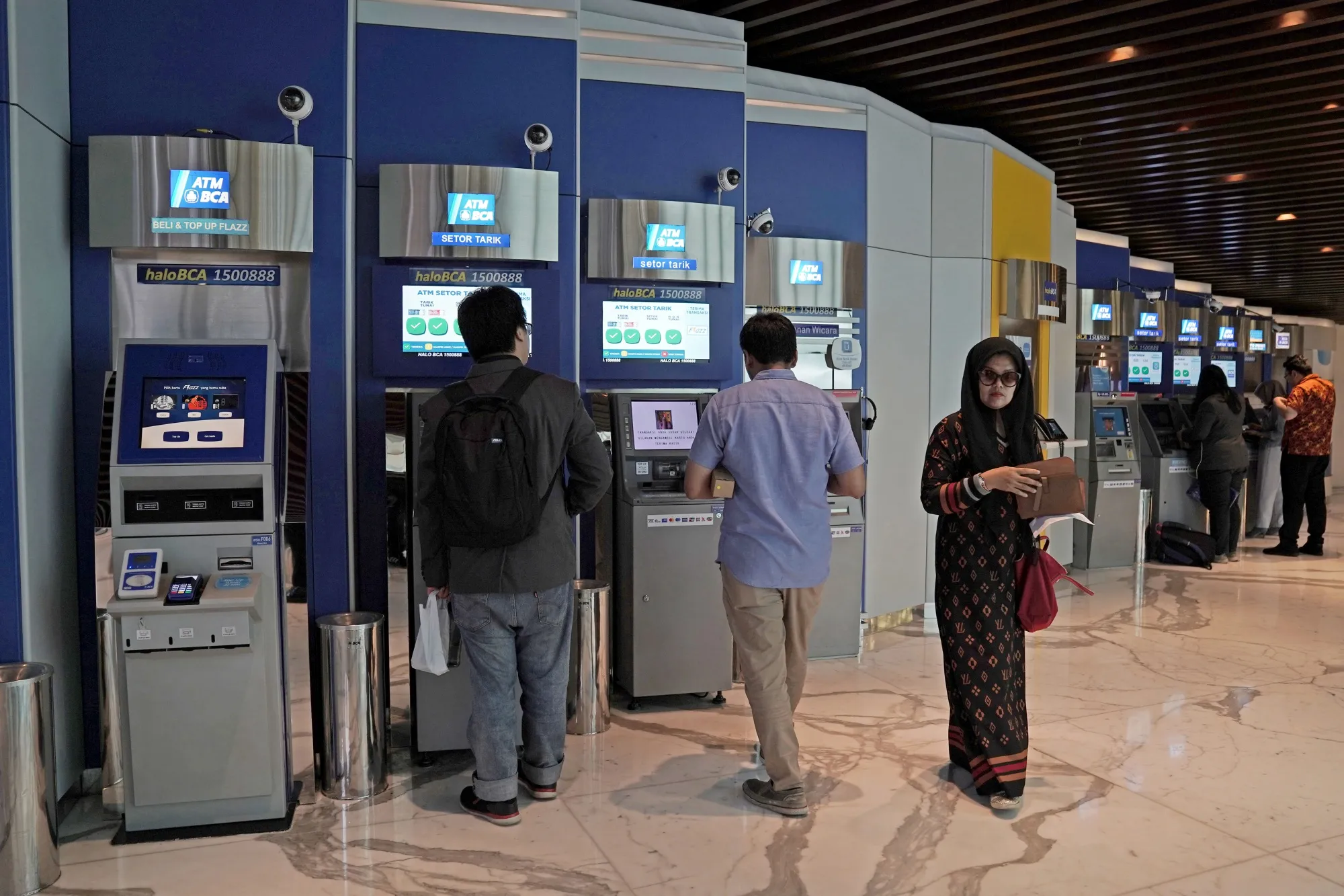 World’s Most Expensive Bank Cuts Back on Water to Trim Costs - Bloomberg