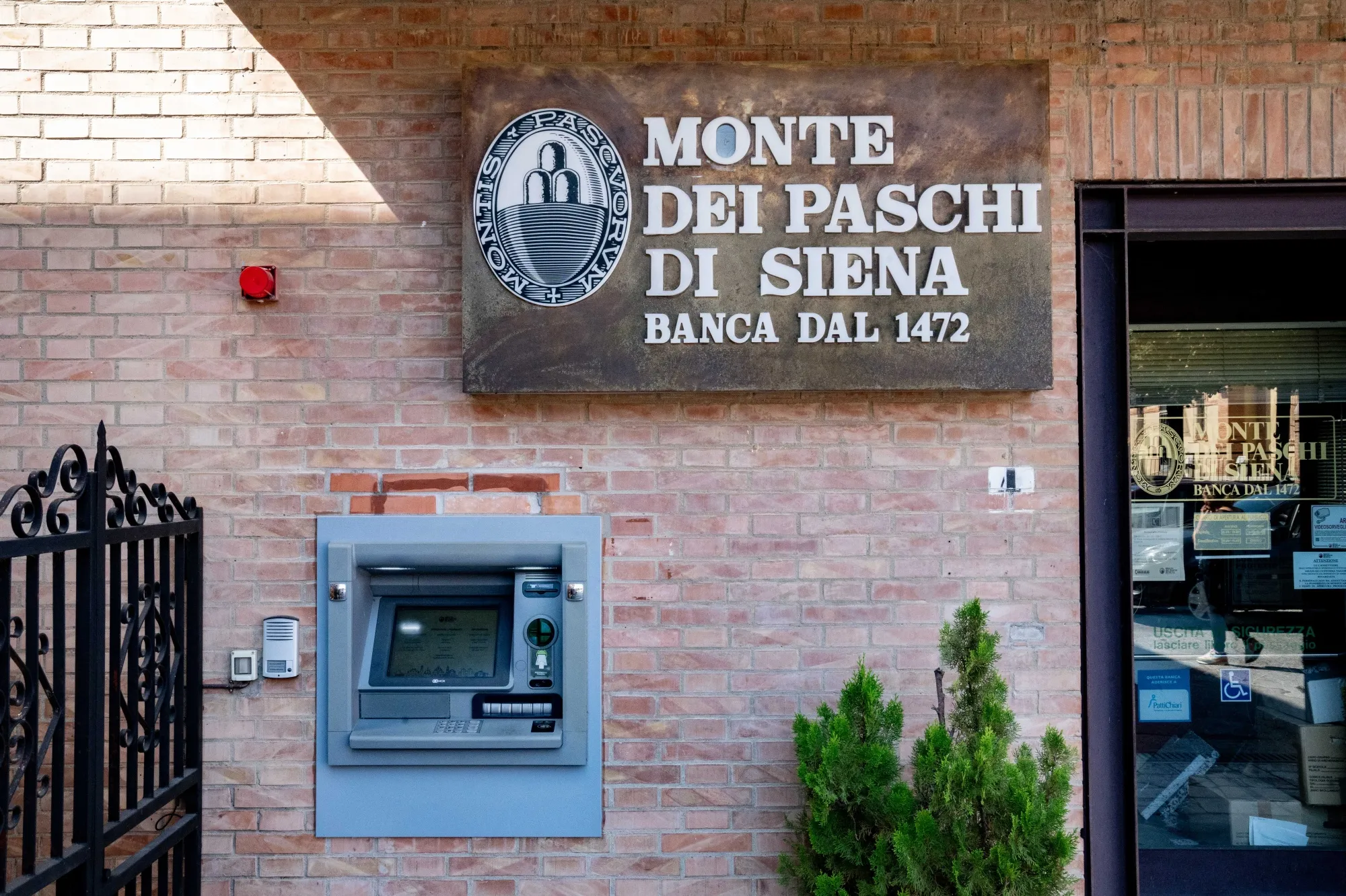 Italy Sells 25% Stake in Monte Paschi for About €920 Million - Bloomberg