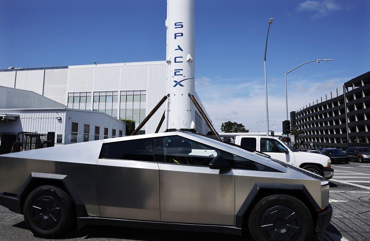 Tesla-SpaceX Merger Hopes Send Bearish Ratings to 11-Year Low