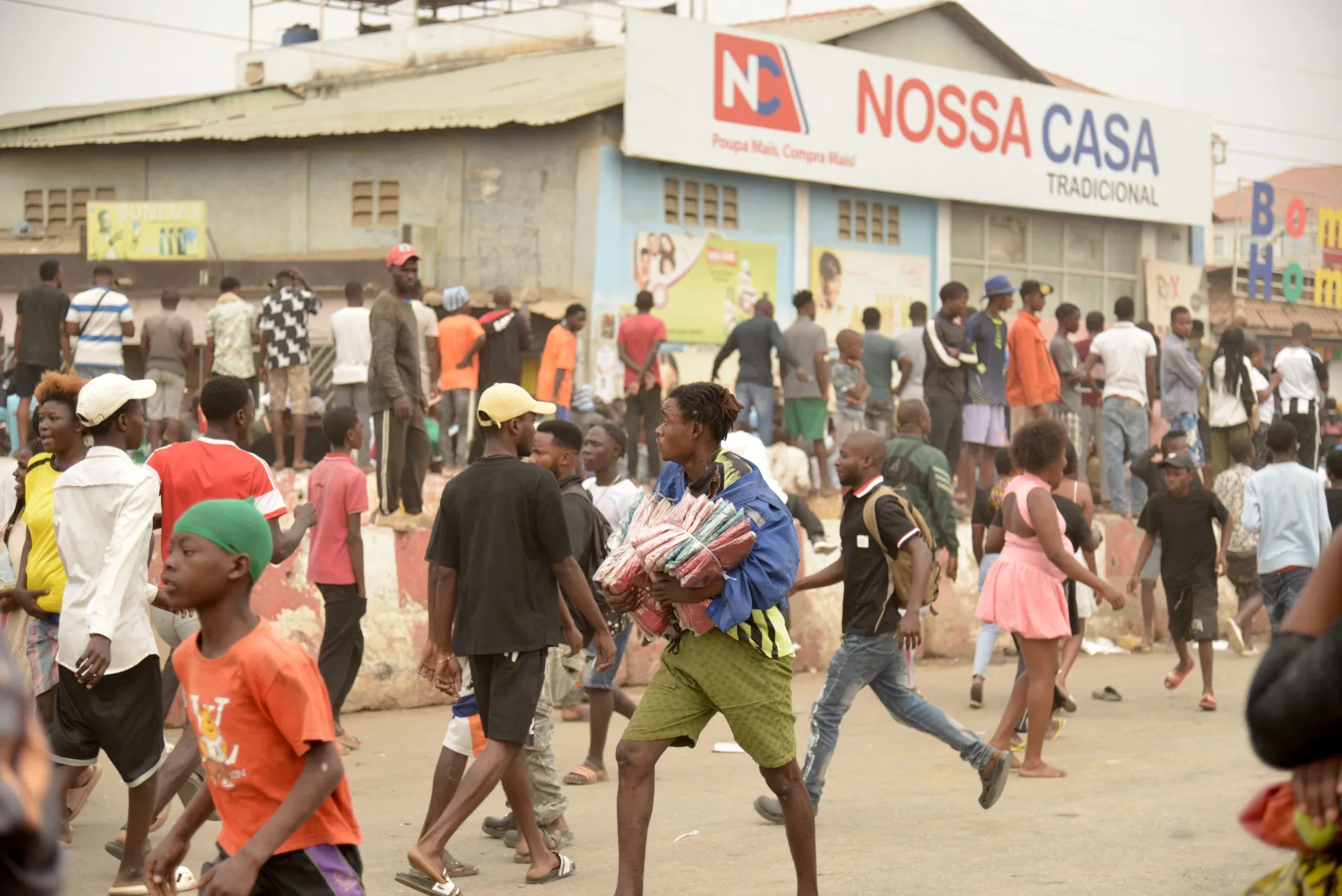 Looting in the Kalemba 2 district of Luanda during a general strike in the taxi sector on July 28.