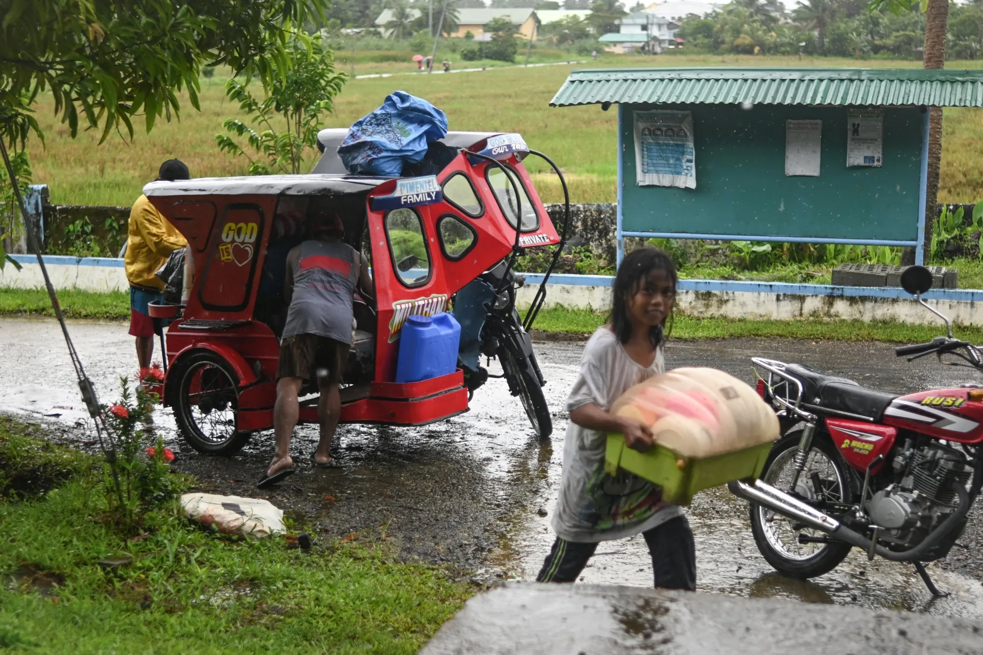 People evacuate to&nbsp;a school ahead of Typhoon Kalmaegi&nbsp;in Balangkayan, Eastern Samar, the Philippines, on Nov.&nbsp;3.