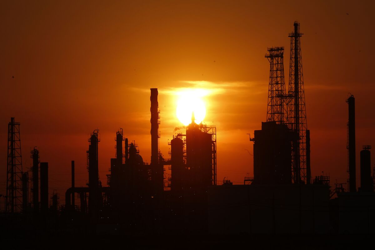 US Refiners Turn to Hedging as Slumping Gas, Diesel Demand Spark