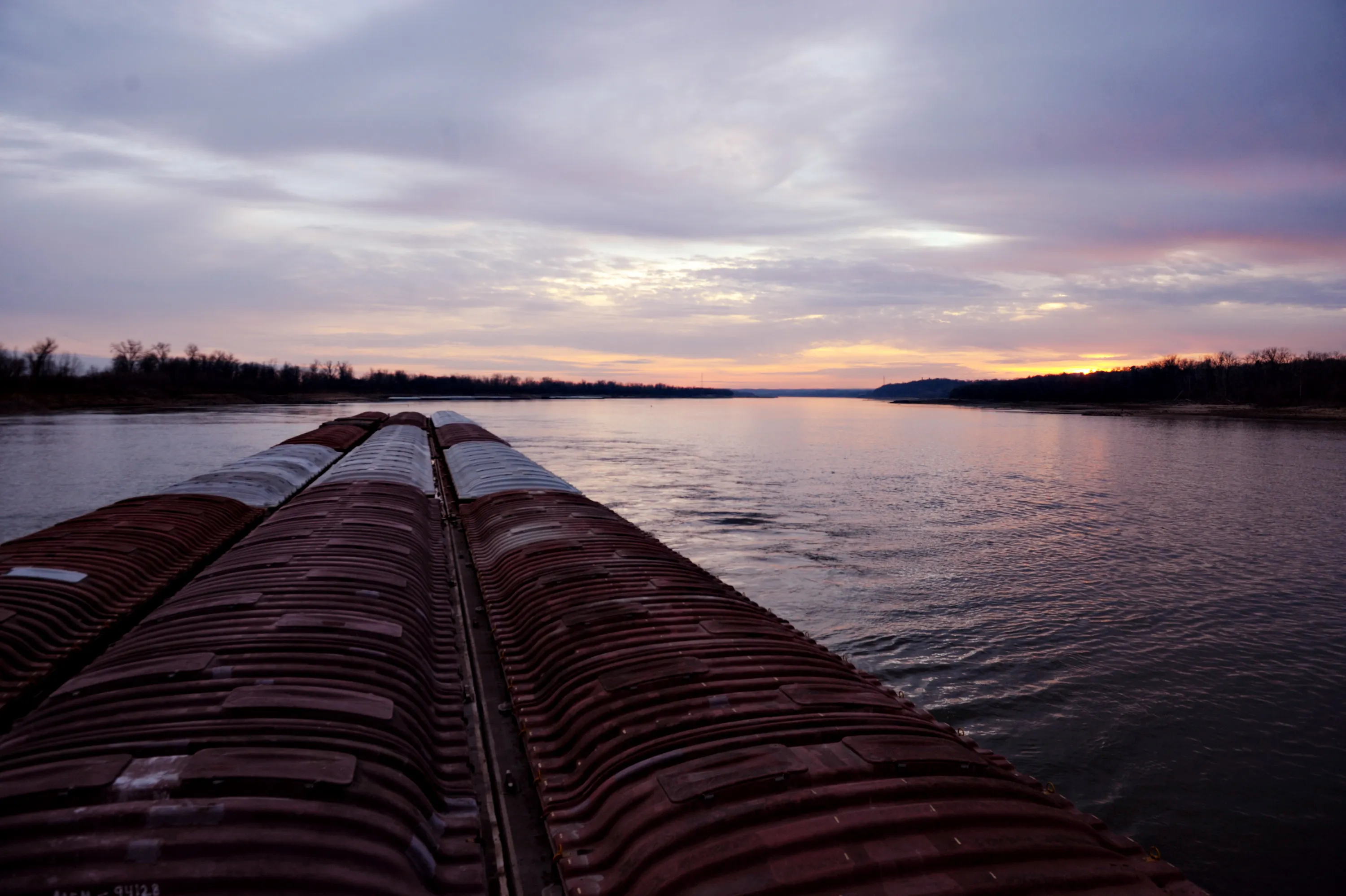Over 700 Barges Stuck in Mississippi River From Bridge Crack