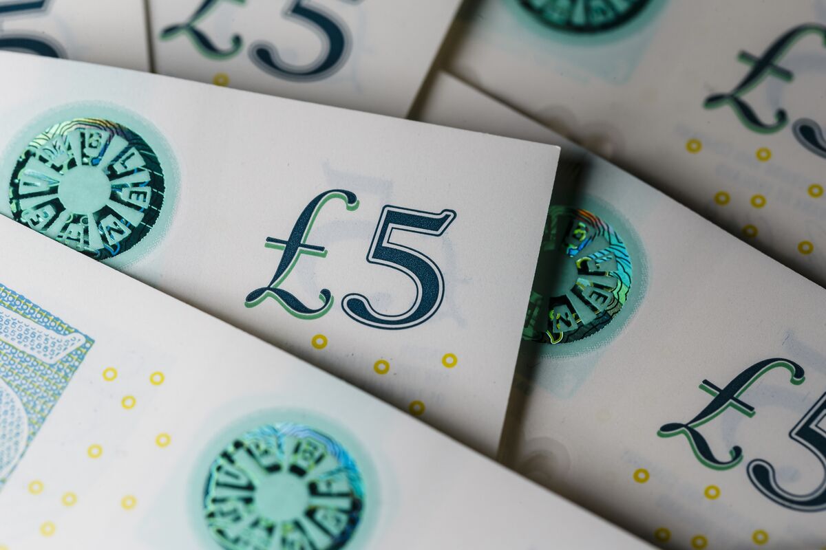 🟪"Famiglie britanniche accumulano contante: la Banca d'Inghilterra avverte su incertezze future"