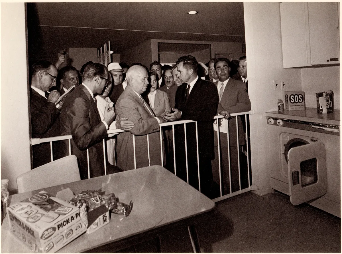 خروشچف و نیکسون در سال 1959 در نمایشگاه آمریکایی در مسکو.