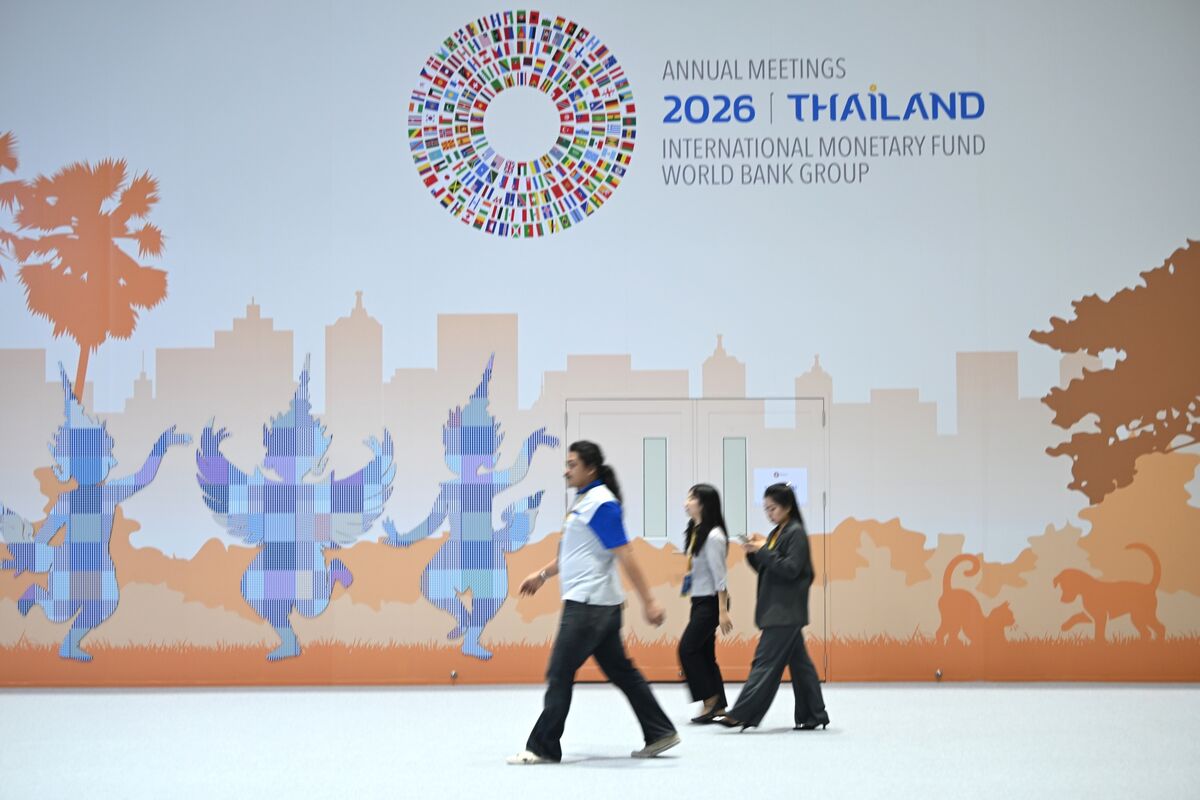 Feedback Loop Ensnares Governments With Debt and Yields High, IMF Says