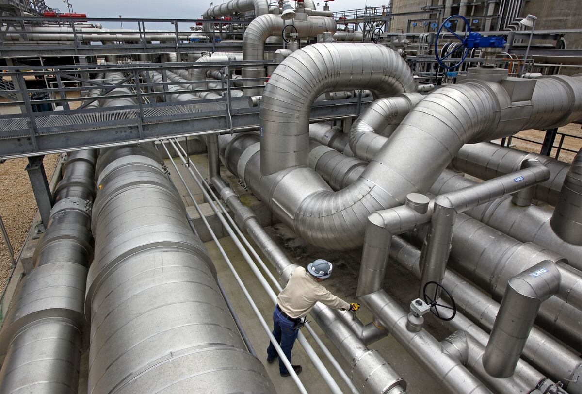 Wells Fargo Taps Former Goldman Banker Casey to Run Pipeline, Refinery ...