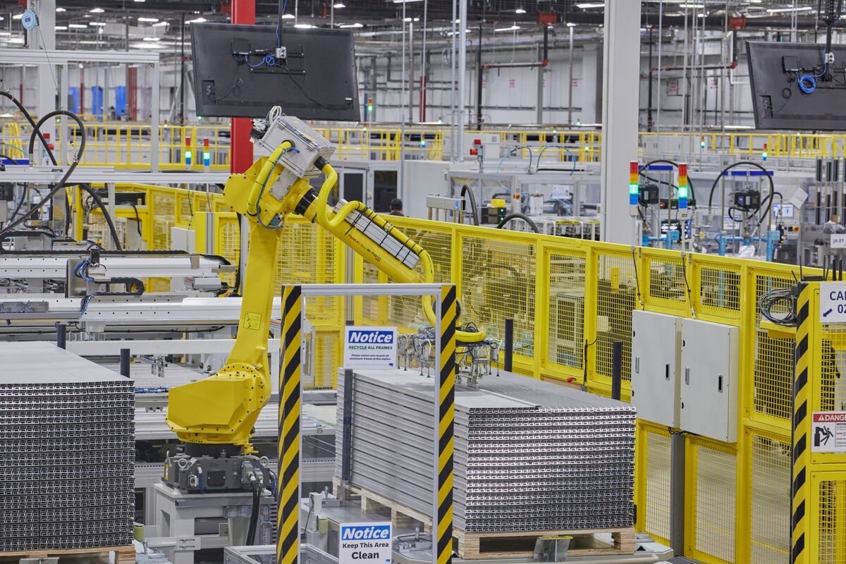US Economy Expands 1.5% With Spending, Investment Revised Up - Bloomberg