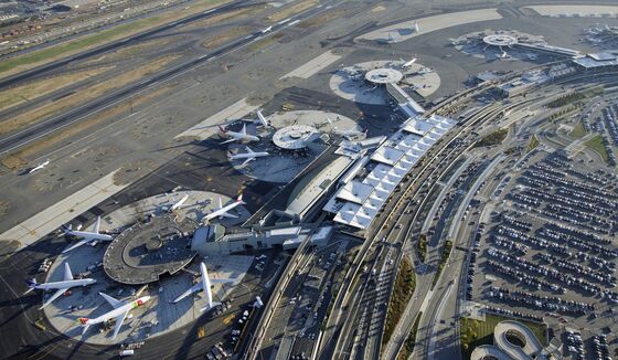 Global Airline CEOs Gather Amid Cloudy Business Travel Outlook