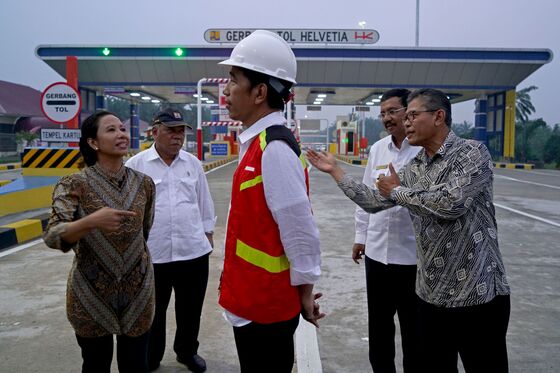 Jokowi Puts Indonesia's Economy at Heart of Re-Election Pitch