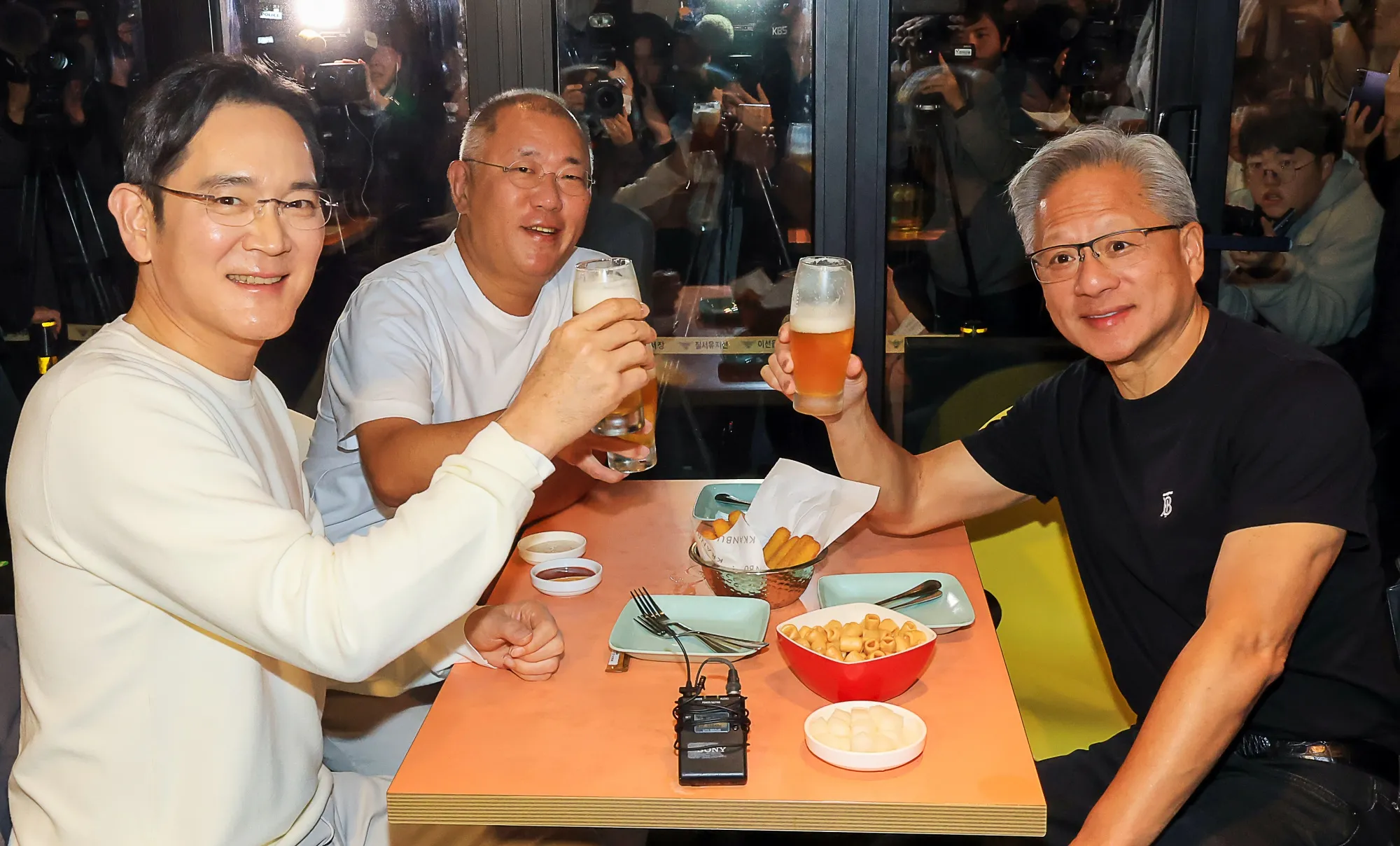 Jay Y&nbsp;Lee, Chung Euisun and Jensen Huang at a fried chicken restaurant in Seoul.