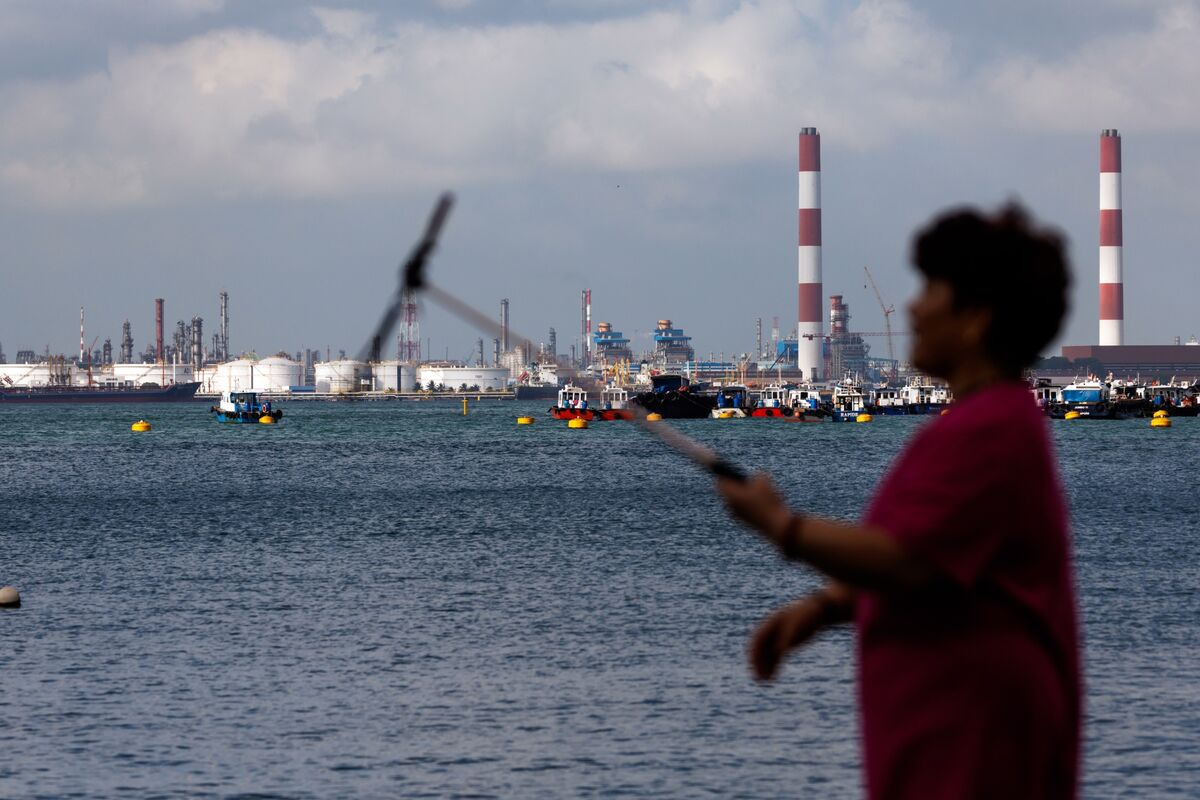 bloomberg.com - Yi Wei Wong - Singapore Ready to Aid Businesses, Households on Energy Needs