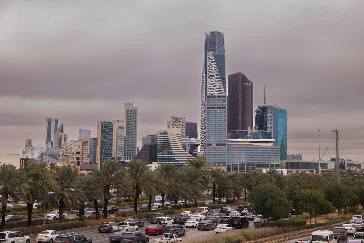 Zelenskiy Kicks Off Surprise Gulf States Tour With Defense Pitch