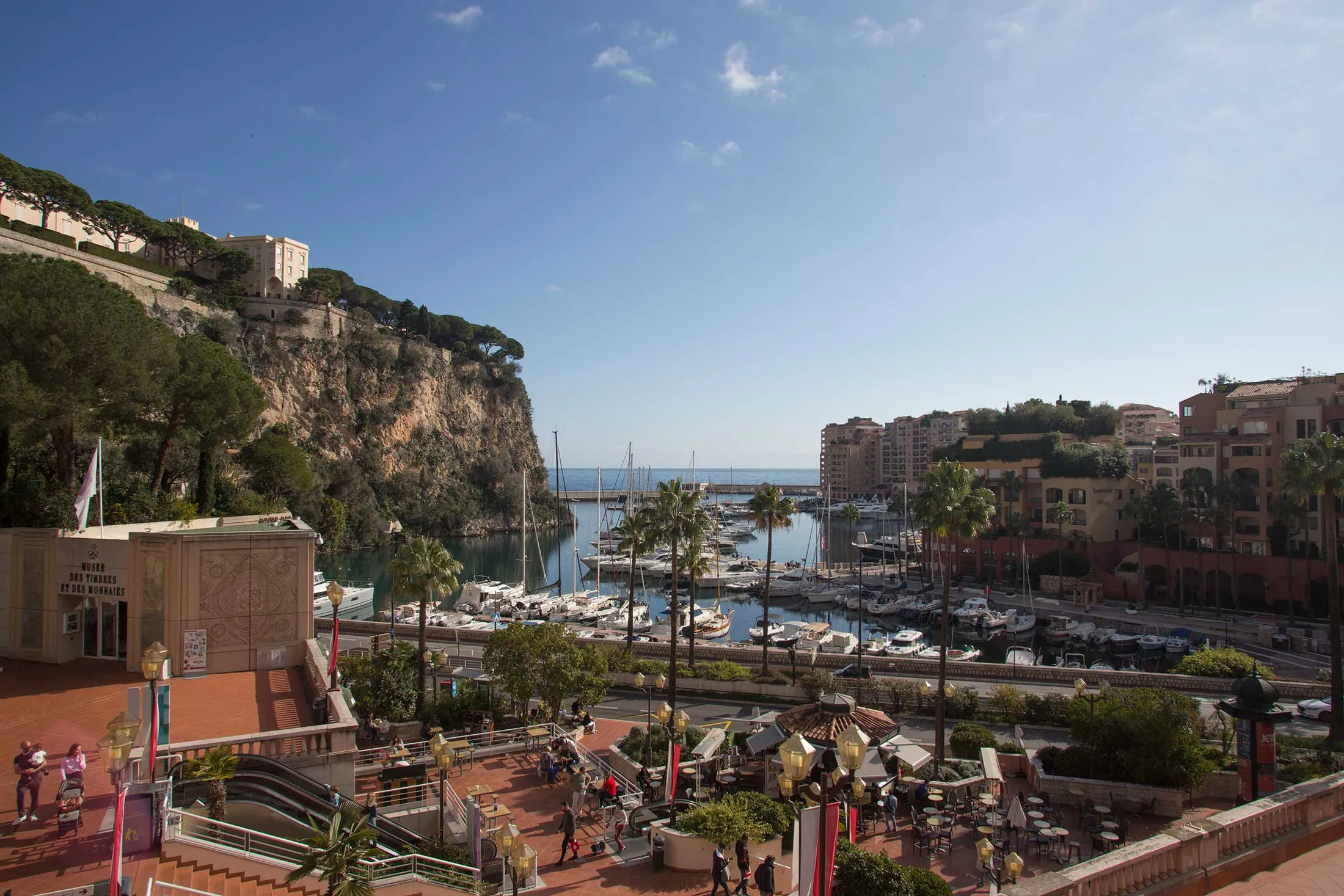 Le Palais Princier en haut à gauche, surplombant le port de Fontvieille.&nbsp;