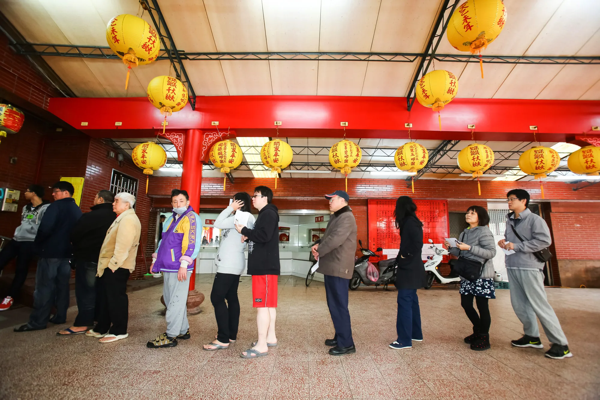 Voters wait in line to cast their vote at a polling station during a presidential election in Taipei, Taiwan, on Saturday, Jan. 16, 2016. Photographer: Maurice Tsai/Bloomberg
