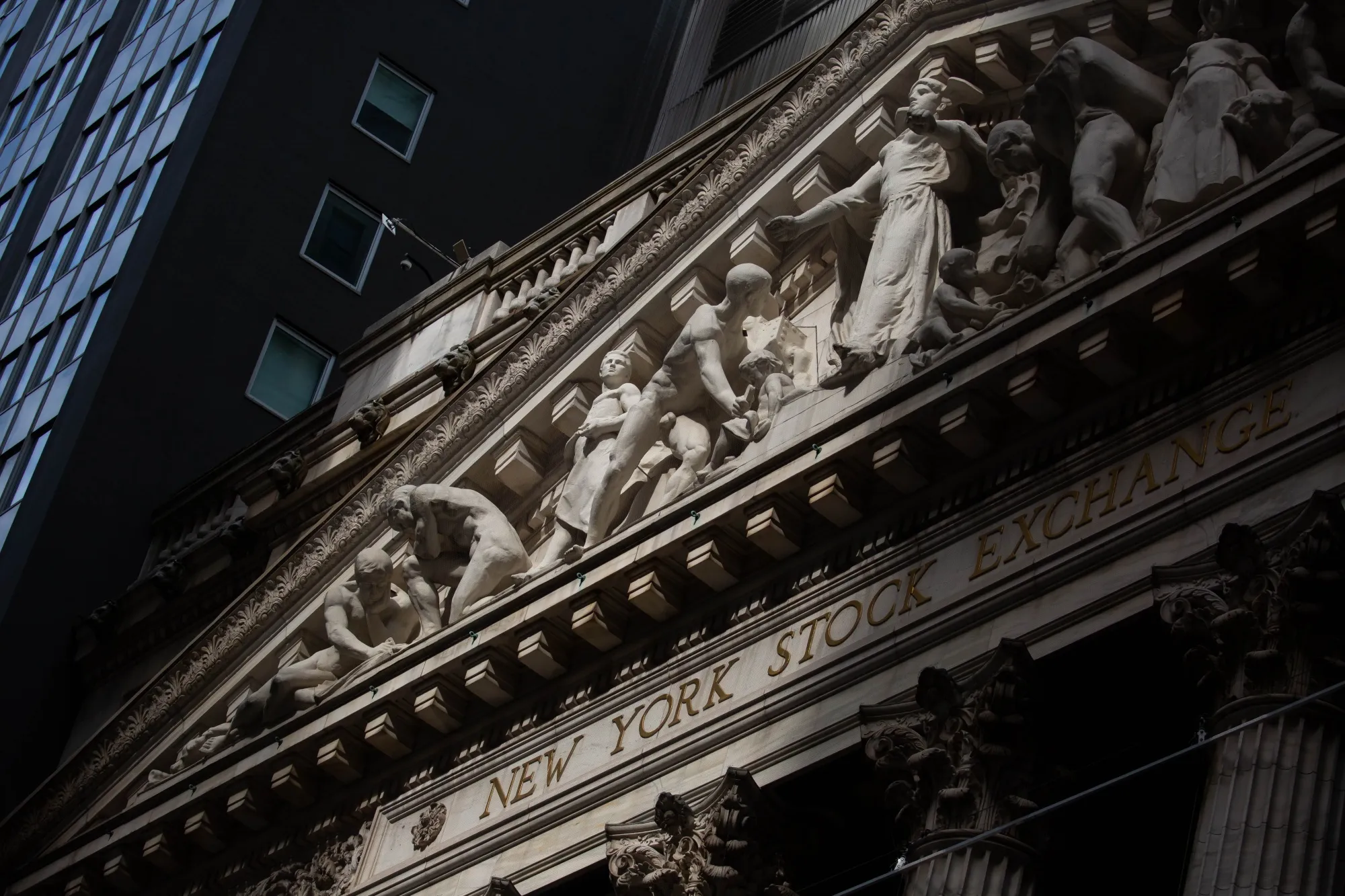 U.S. Stocks Fluctuate As Investors Keep An Eye On Washington