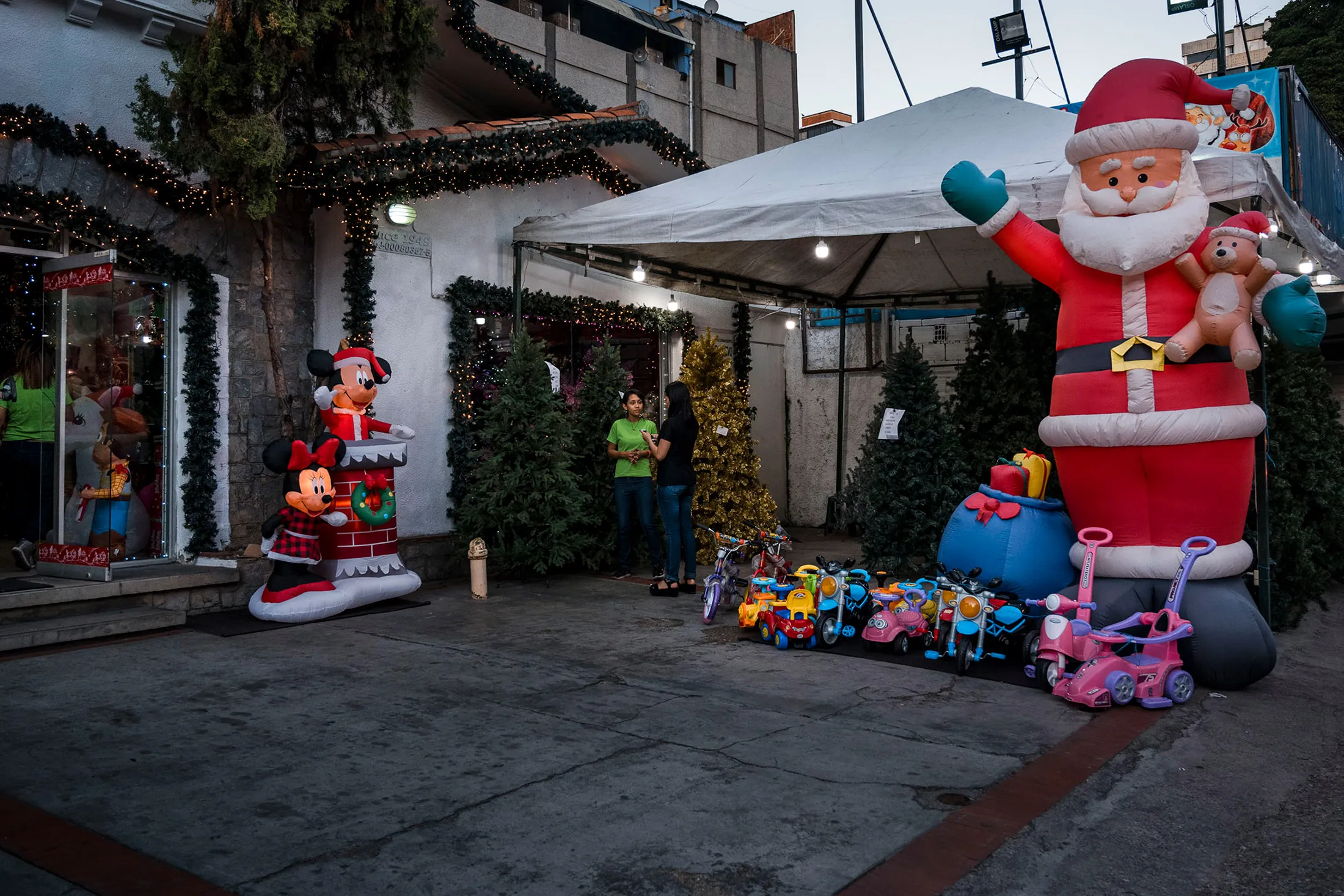 A&nbsp;pop-up Christmas shop&nbsp;in the Las Mercedes neighborhood of Caracas.