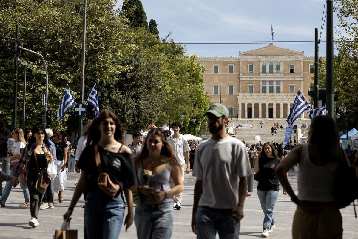 Greece Forecasts Its Economy to Grow Faster Than 2% Next Year