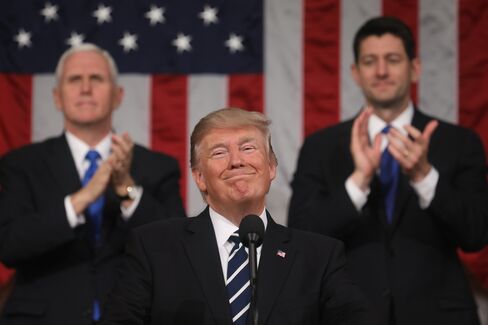 2月28日の議会演説でのトランプ大統領(中央)