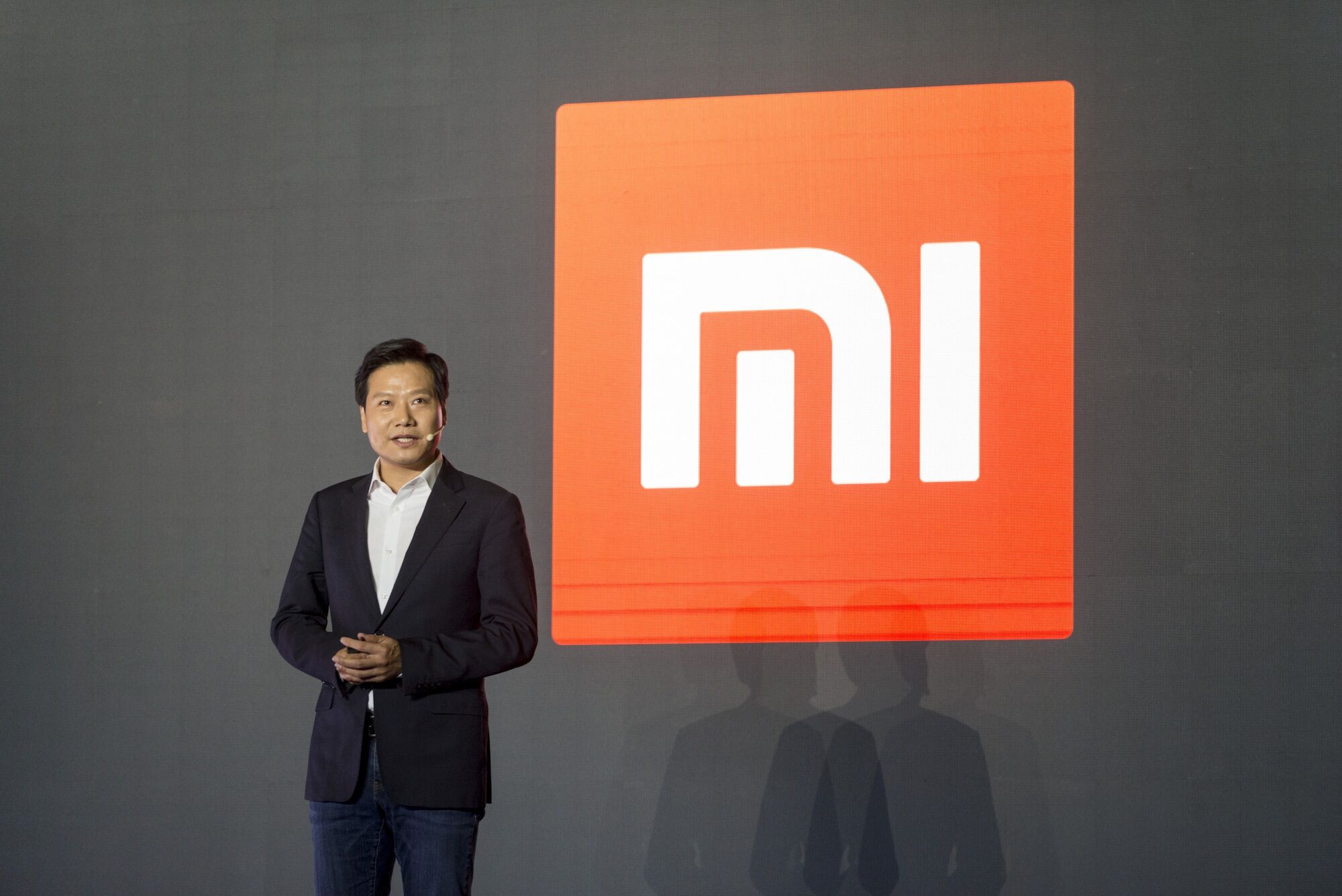 Владелец сяоми. Лэй Цзюнь Xiaomi. Основатель Сяоми. Xiaomi история компании. Сяоми логотип.
