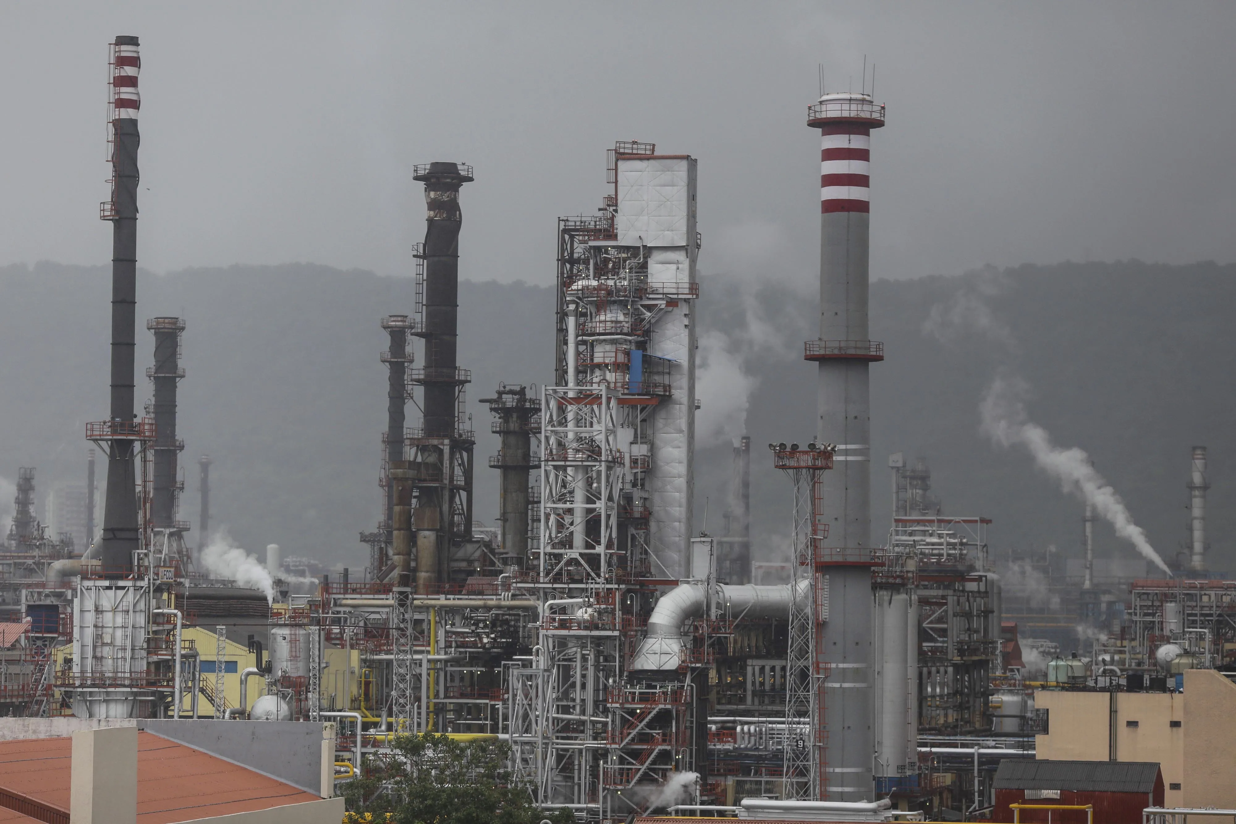 A&nbsp; refinery stands in the Mahul area of Mumbai, India, on&nbsp;June 28, 2018.&nbsp;