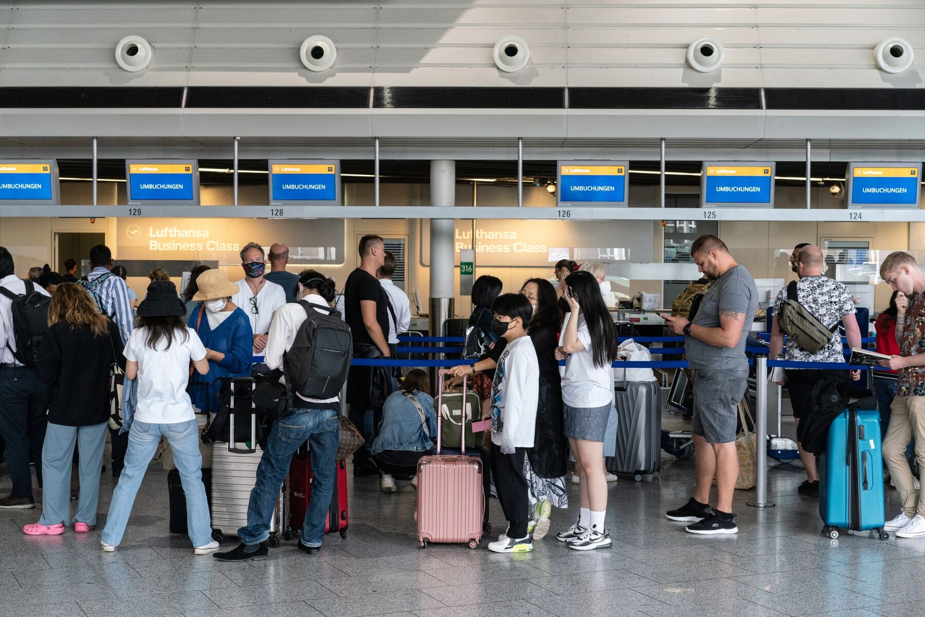 Lufthansa Faces More Turmoil as Pilots Back Possible Strikes - Bloomberg